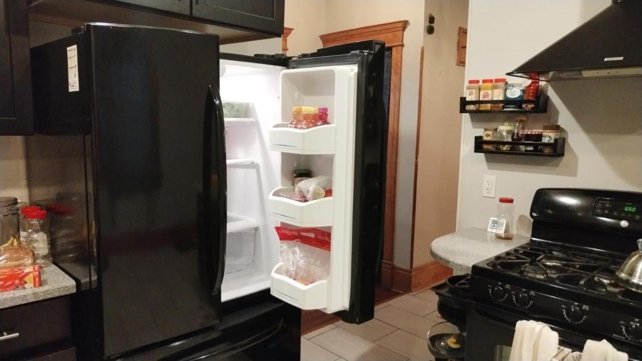 Cool And Affordable Apartment Galesburg Luaran gambar