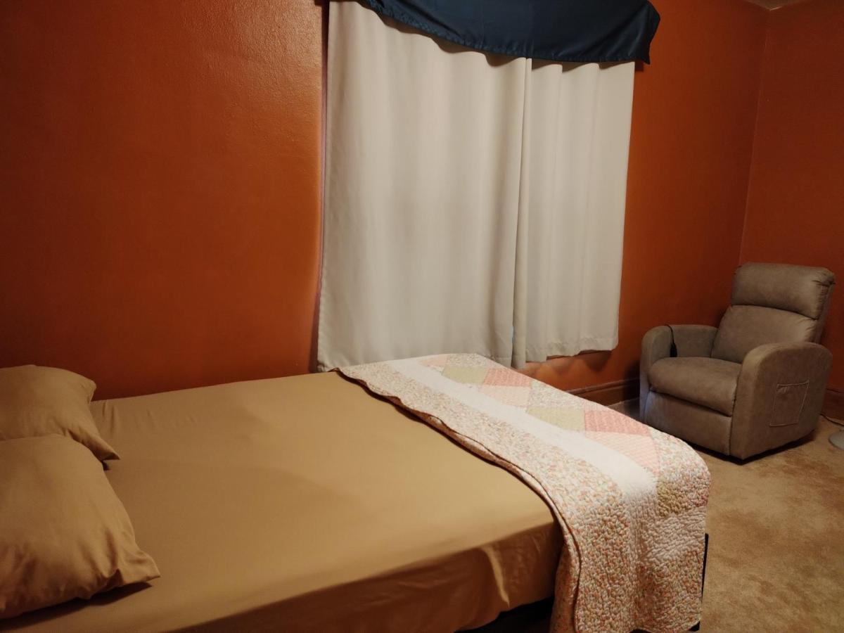 Cool And Affordable Apartment Galesburg Luaran gambar
